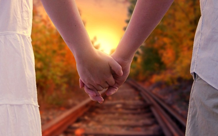 holding-hands-1772035_1920