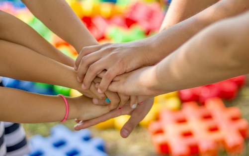 hands-2847508_1920 2